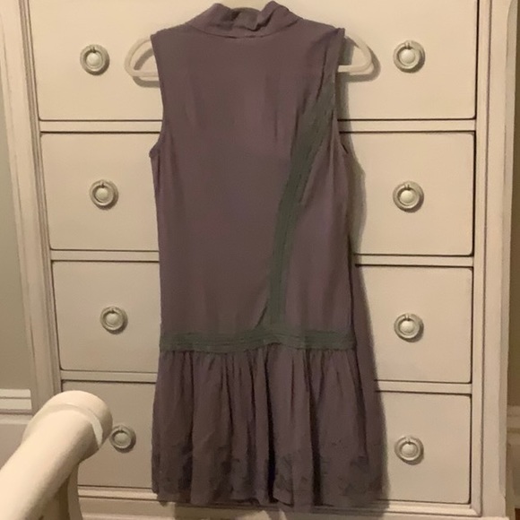 Sleeveless dress with embroidered hem and lace trim - Picture 5 of 5